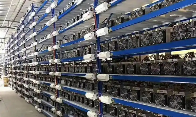 An expansive mining farm utilizing optimized low-power consumption strategies